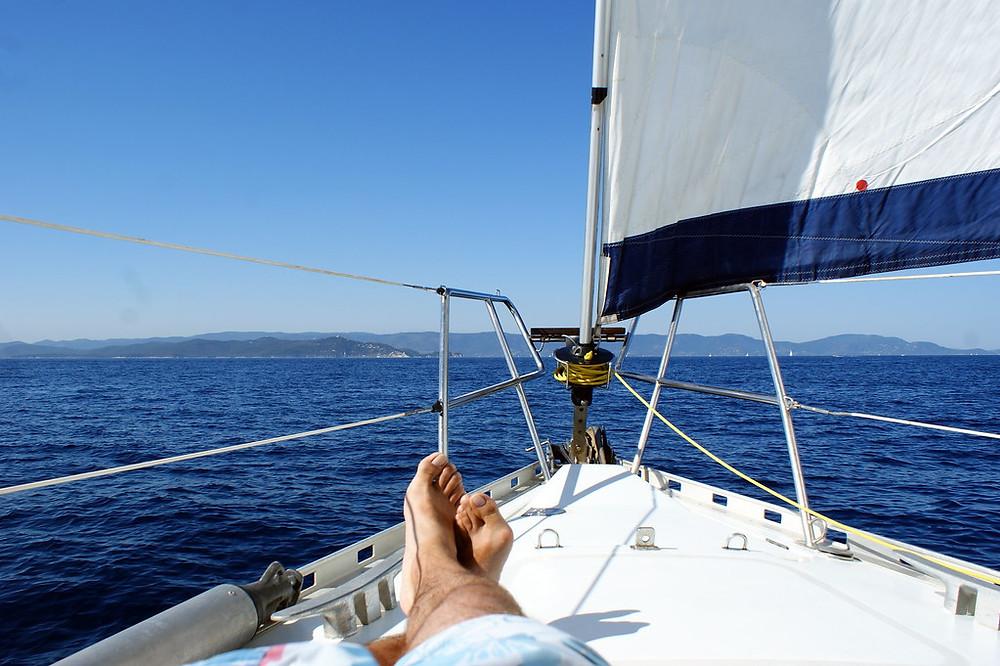 repos sur le pont d'un bateau